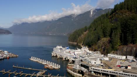 Transbordadores-Atracados-En-La-Bahía-De-Herradura-Con-Hermosas-Montañas-Forestales-En-El-Fondo-En-El-Oeste-De-Vancouver,-Canadá