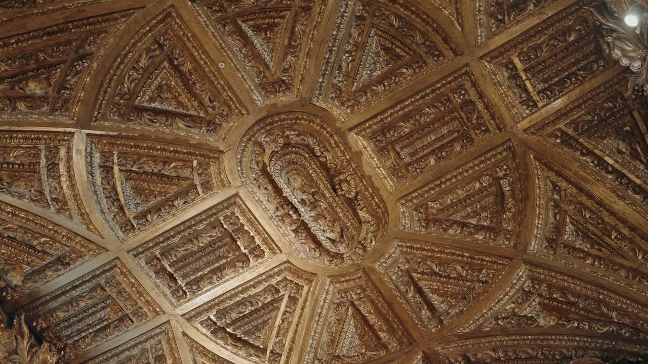 Dettaglio del soffitto intagliato barocco dorato all'interno della Chiesa di Santa Clara a Porto