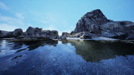costa rocosa tranquila con aguas azules claras