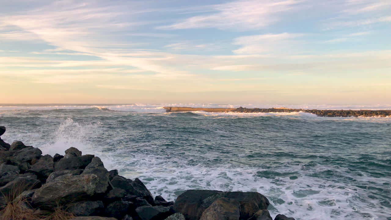 강이 태평양과 만나는 남부 오레곤 해안의 밴던에 있는 코키유 리버 바
