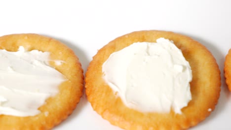 round crackers with cream cheese