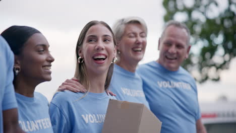 personas felices y voluntarios caminando