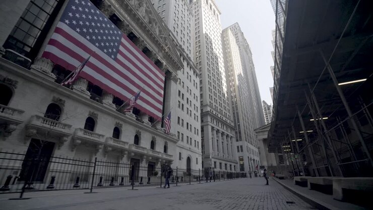 Borsa di Wall Street abbandonata, strade vuote e statua di una ragazza a New York Manhattan durante il Covid-19 3