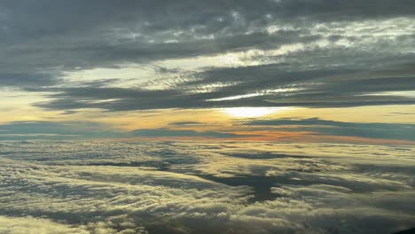 Fantastische-Himmelsansicht-Aus-Einer-Flugzeugkabine,-Die-Bei-Sonnenuntergang-In-12.000-M-Höhe-Nach-Westen-Fliegt