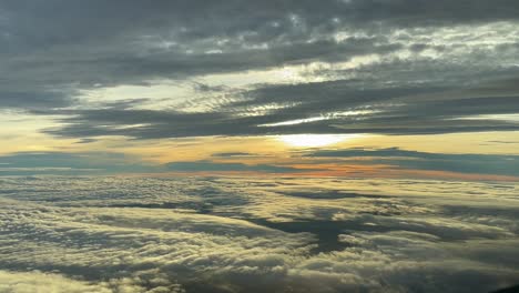 impresionante vista del cielo tomada desde la cabina de un avión volando hacia el oeste al atardecer a 12000 m de altura