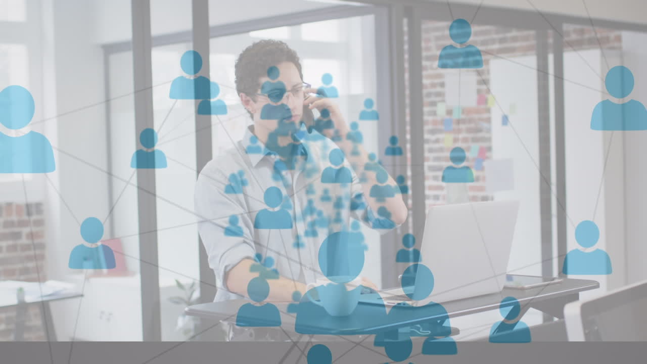 스마트 폰과 노트북을 사용하는 사업가에 대한 연결 네트워크의 애니메이션