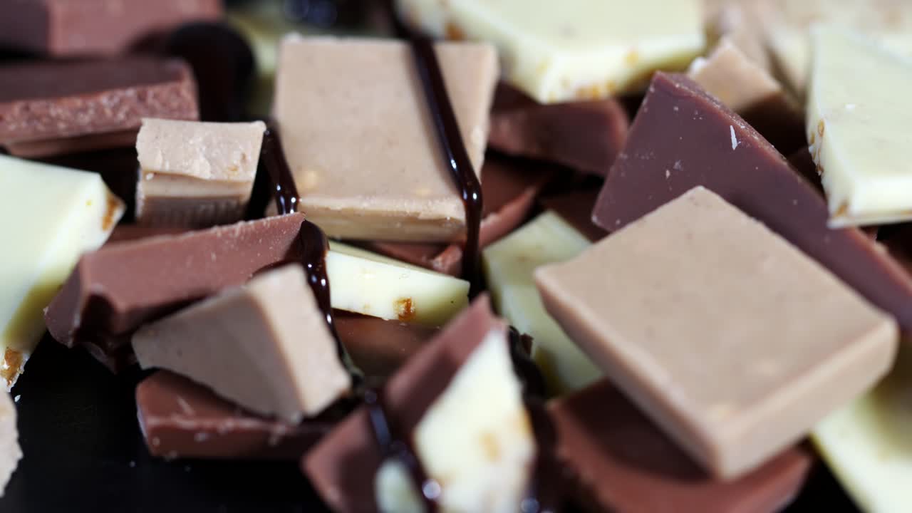 las piezas de chocolate se vierten con salsa de chocolate