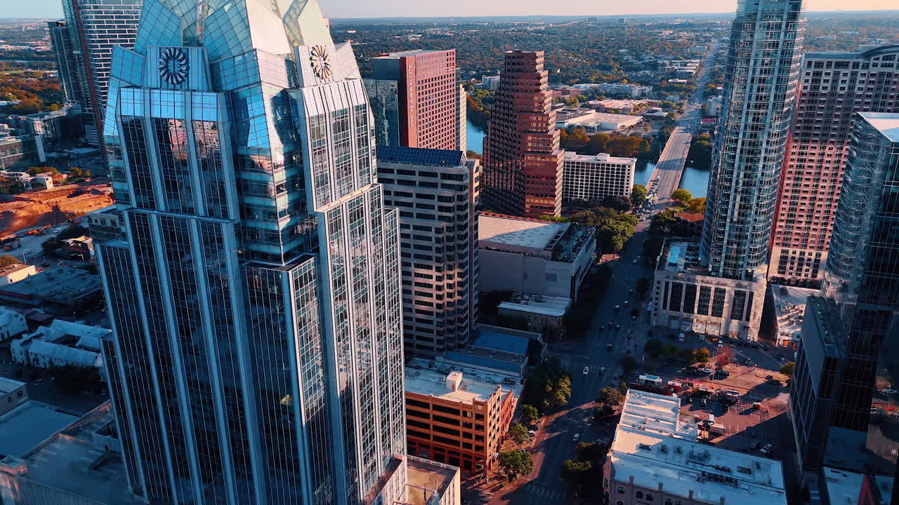 Austin, USA, 21 novembre 2025: Ampia vista aerea del centro di Austin e del Lady Bird Lake. Vista dall'alto di iconici grattacieli, del fiume e del Congress Avenue Bridge al tramonto.