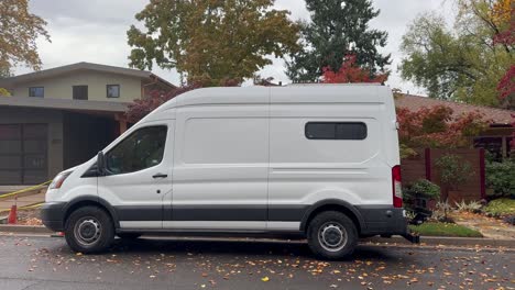 Un-Ford-Transit-Estacionado-En-Un-Barrio-Suburbano