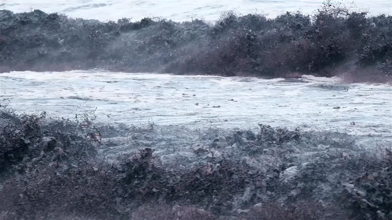 진 ⁇ 과 파편으로 가득 찬 검은 파도가 앞으로 부 ⁇ 히고 있습니다.