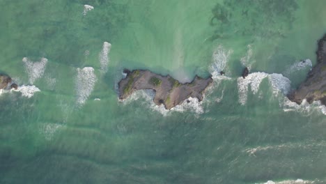 Luftaufnahme-Von-Wasserwellen-Umgeben-Die-Insel,-Kenianische-Küste