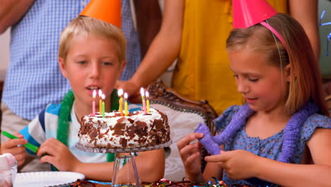 hermanos lindos celebrando su cumpleaños con su familia