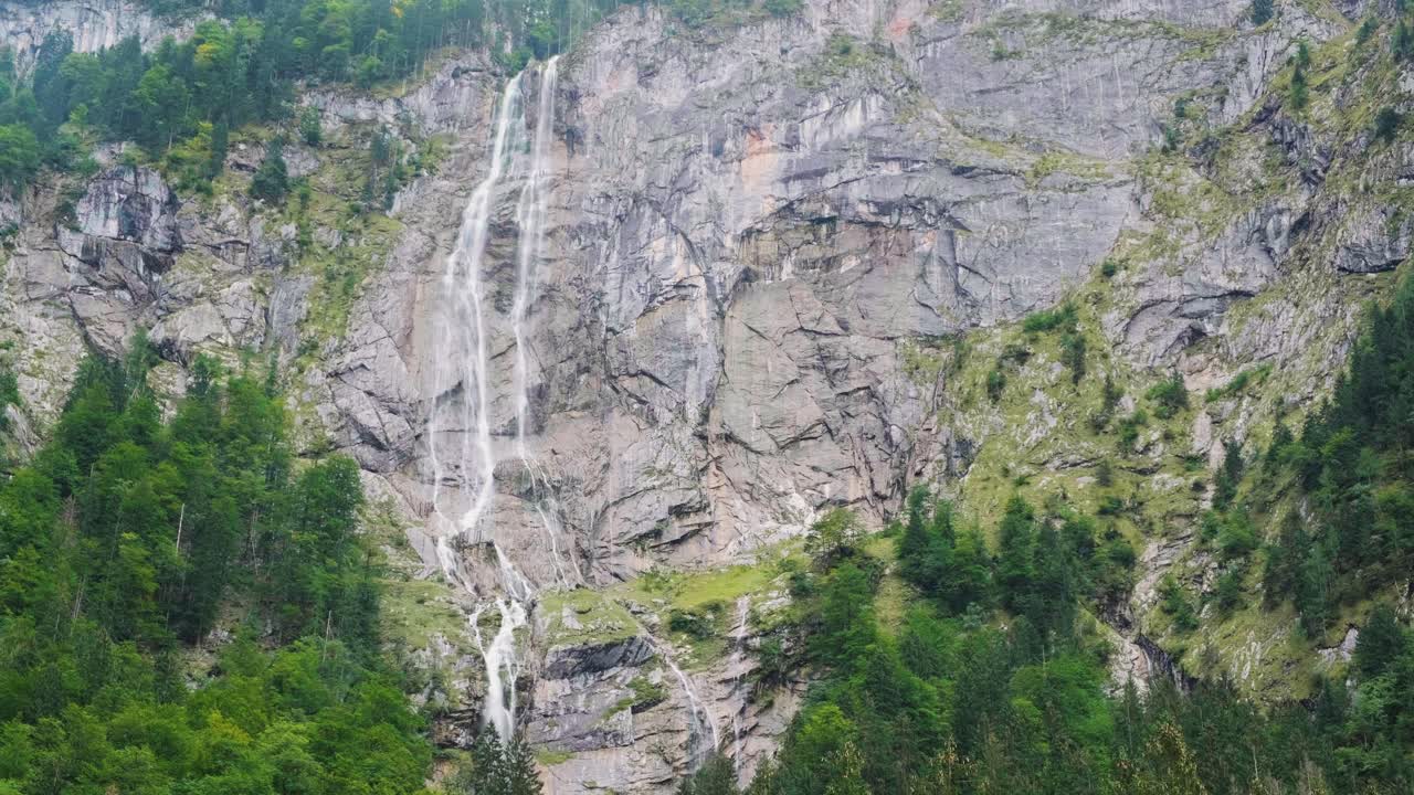 cascada de roethbach en berchtesgaden, baviera, alemania