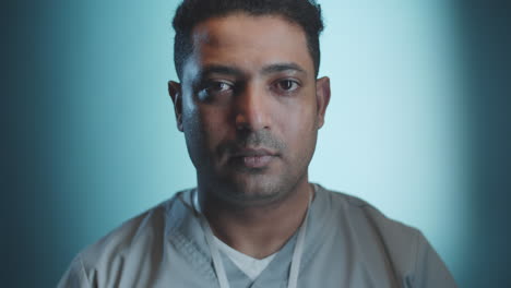 retrato de un médico de oriente medio sobre un fondo azul