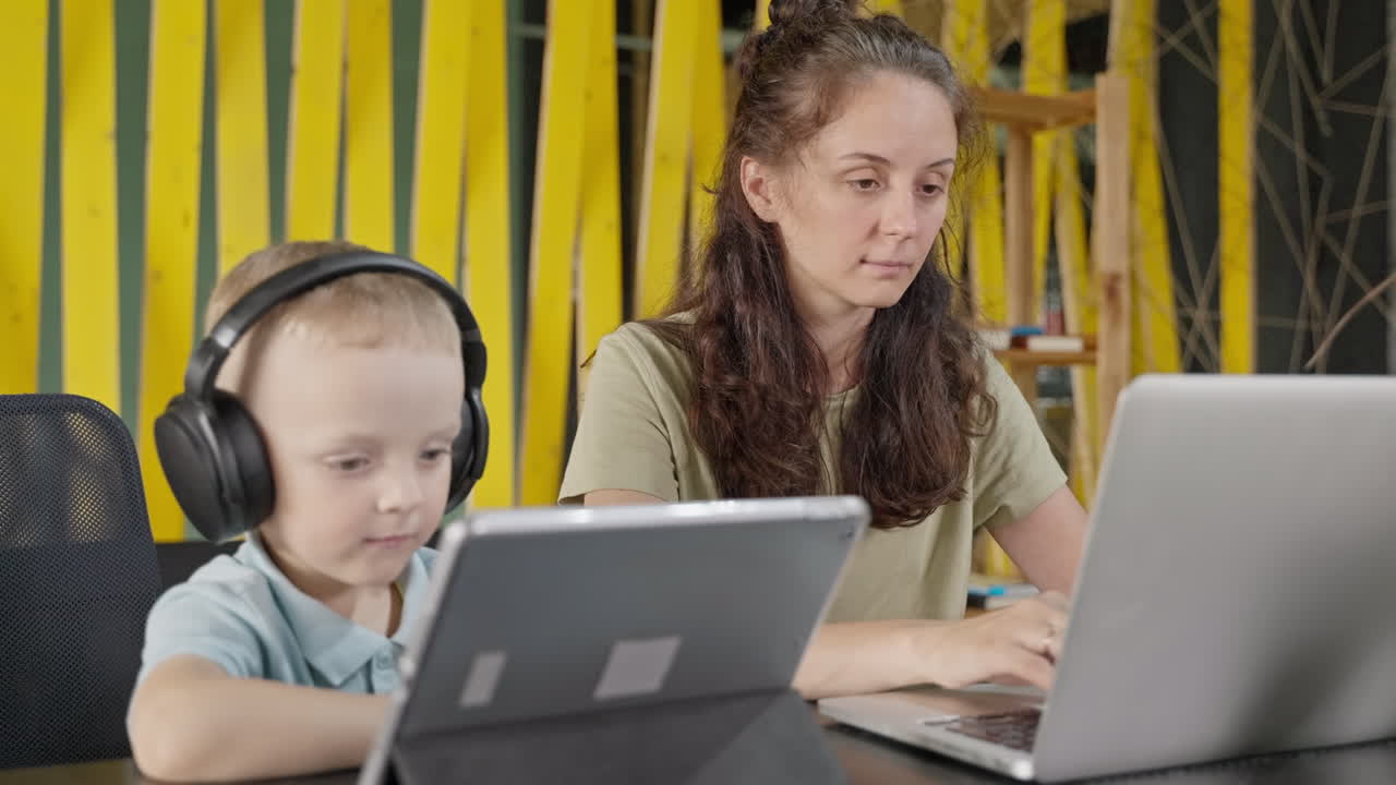 madre y hijo estudiando en casa