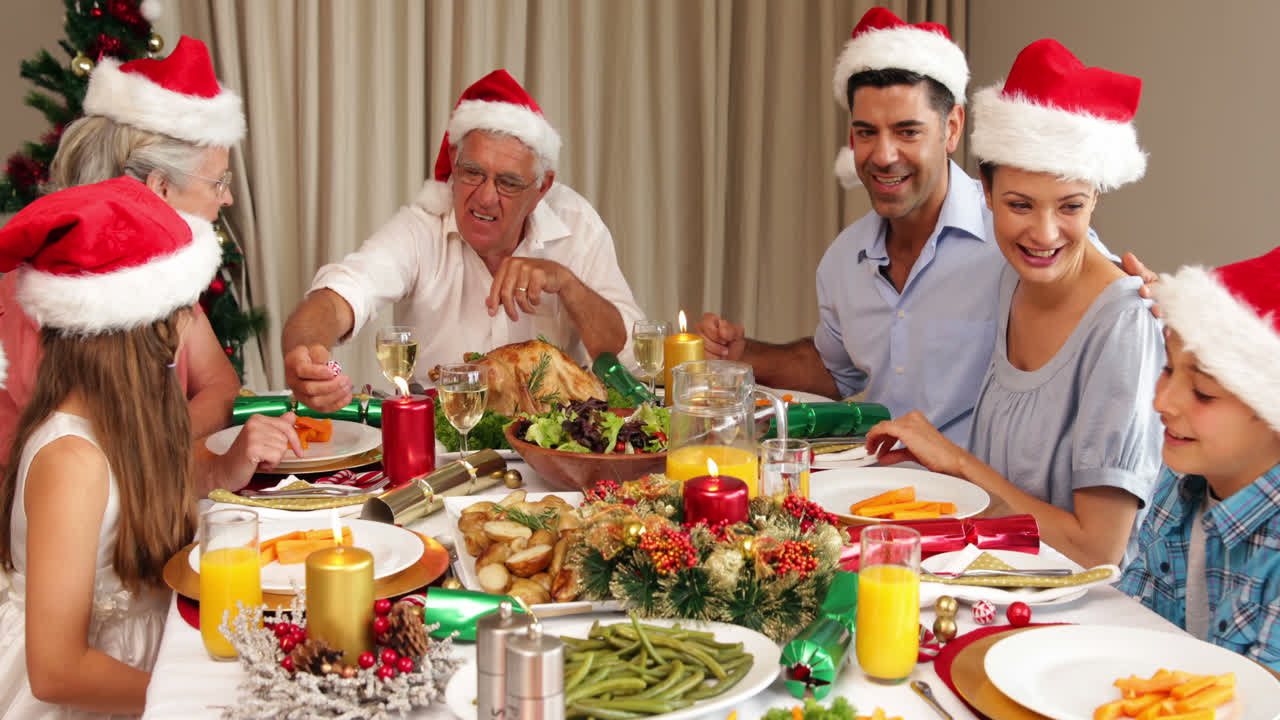 familia extendida sonriente en la mesa de la cena de navidad