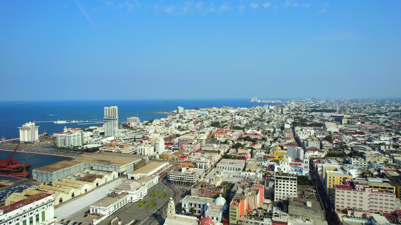 ⁇ 은 날에 베라크루즈 시내를 날아다니는