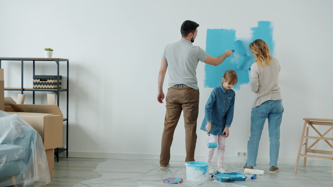 familia pintando una habitación juntos