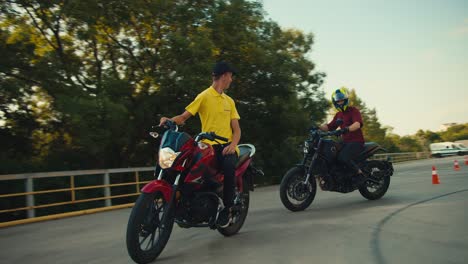 El-Instructor-De-Conducción-Y-Su-Alumno-Conducen-En-Un-Campo-De-Entrenamiento-De-Deportes-De-Motor-En-Un-Clima-Soleado.-Instructor-Tipo-Con-Una-Camiseta-Amarilla