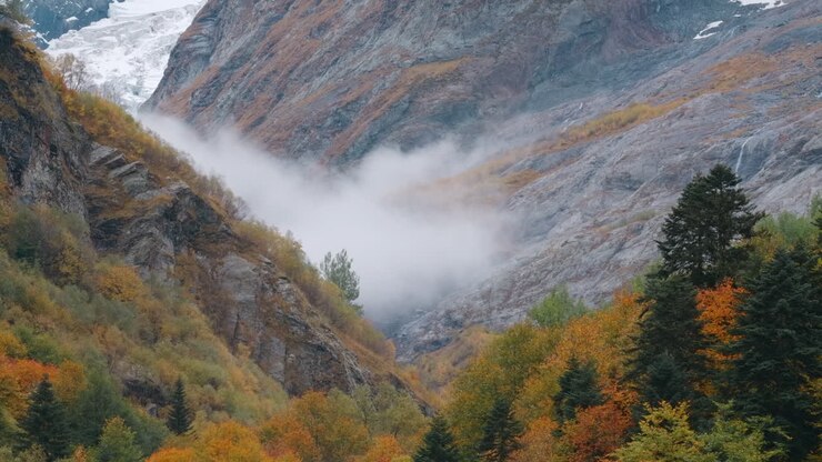 осенняя туманная горная долина с ледником