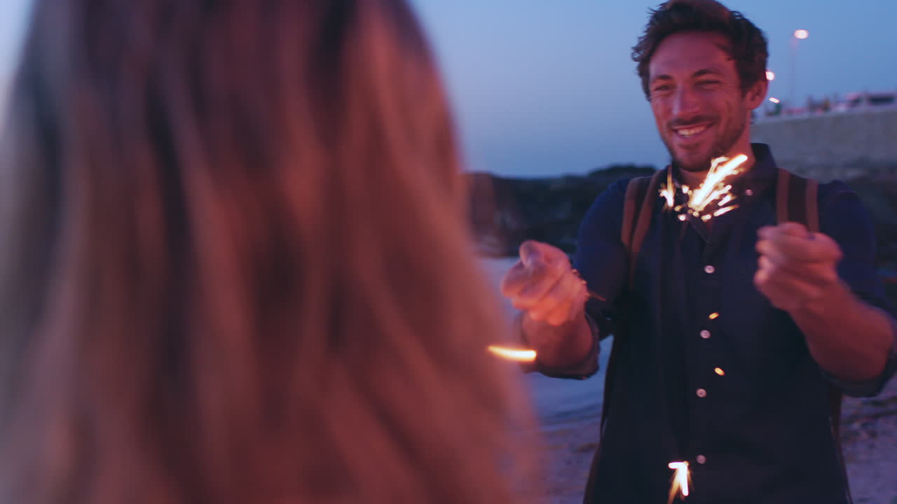 playa, celebración y amigos con teléfono inteligente