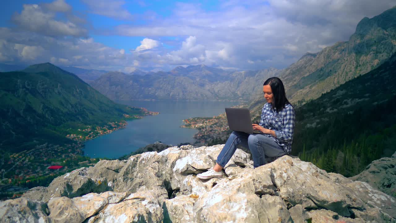 niña usando una computadora portátil paisaje de montaña en verano