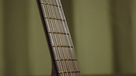Glänzende-Bünde-Einer-Akustikgitarre-Nach-Dem-Polieren-Und-Reinigen-Mit-Zitronenöl-Reiniger-Und-Conditioner