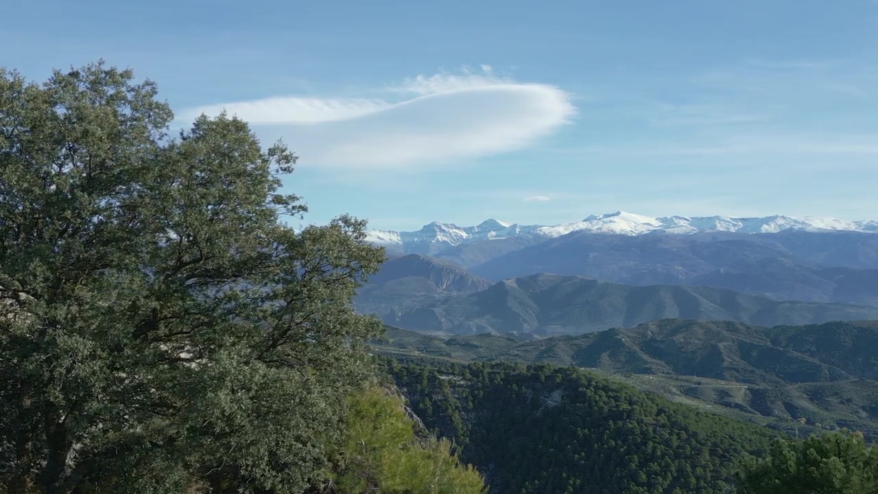 Vista aerea panoramica della Sierra Nevada. Vista panoramica del sistema montuoso con cime innevate e cielo colorato. Granada. Spagna