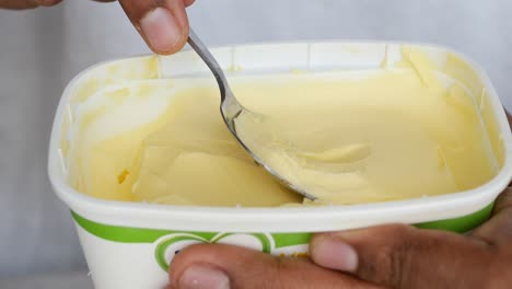 close up de mantequilla fresca en un recipiente