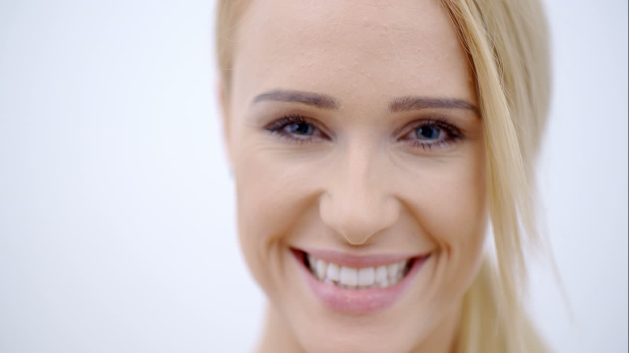 rostro sonriente de una mujer bonita mirando a la cámara