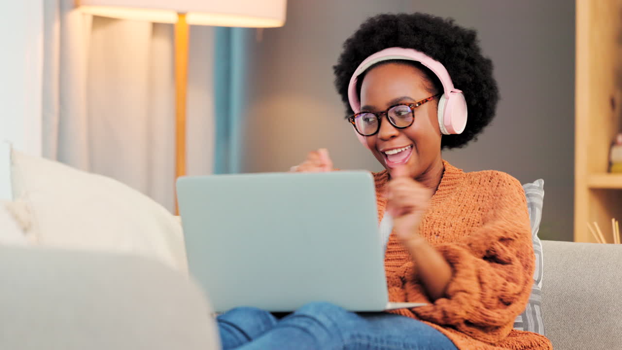 mujer despreocupada, feliz y relajada escuchando