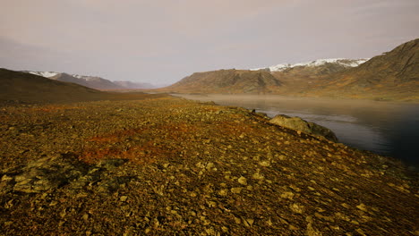 El-Río-Fluye-De-Un-Lago-De-Montaña