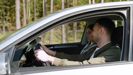 運転を習っている男性