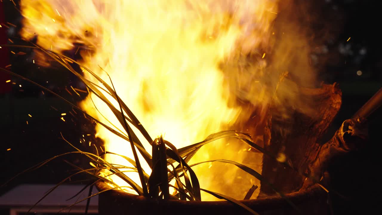 겨울-1 동안 야간에 녹슨 화덕에서 타는 불