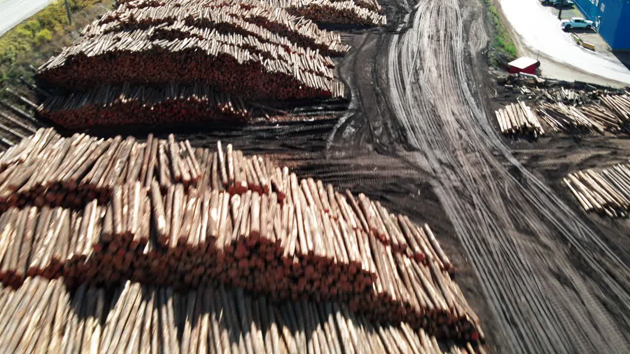 무거운 장비가 움직이는 사막 환경에서 백그라운드에서 더미를 기록하기 위해 돌리 앞으로 줌 드론 샷이 아래로 기울어졌습니다.