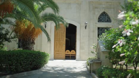 Wide-shot-of-beautiful-ornate-doorway-in-european-city