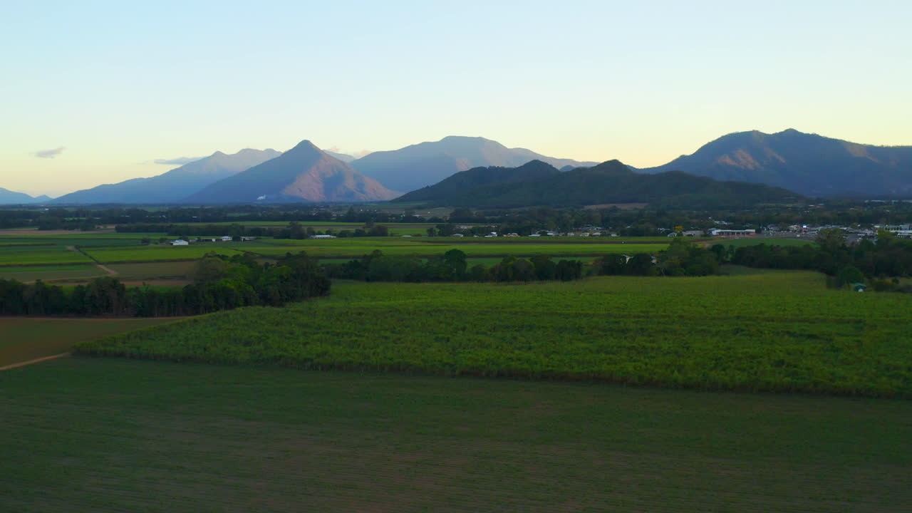 케언즈, 퀸즐랜드, 호주의 농경지와 아름다운 산들 - 공중 드론 샷