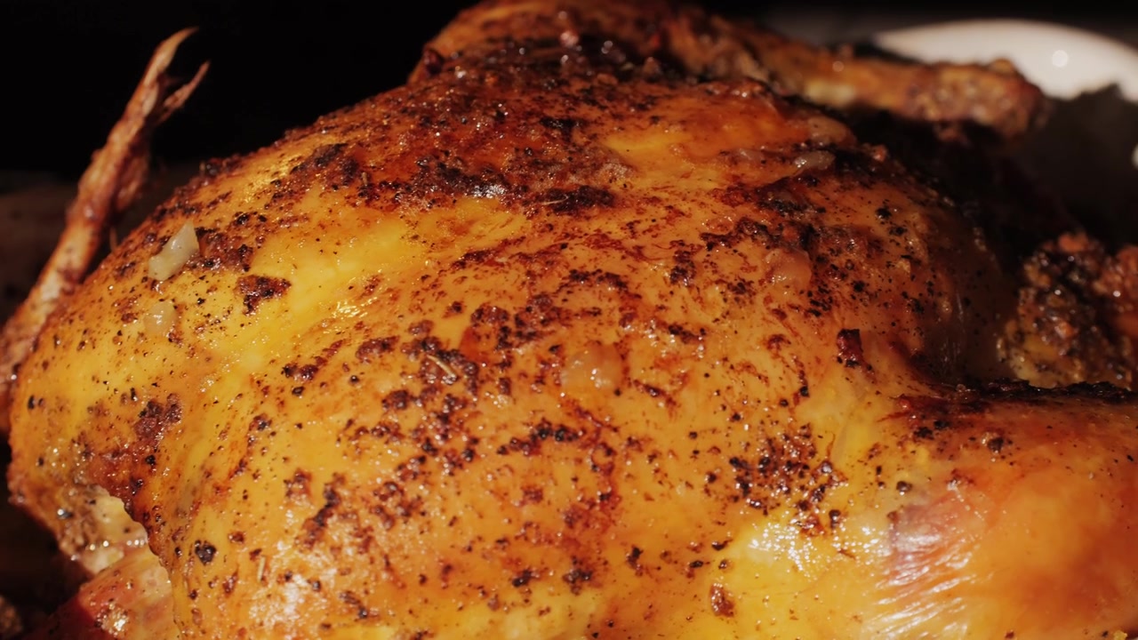 Primo piano di un delizioso pollo arrosto dorato