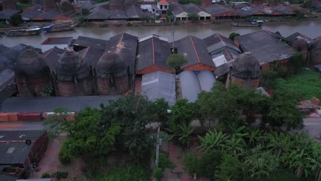 Luftbild-Von-Ziegelöfen-Und-Kanal-In-Vinh-Long-Im-Mekong-Delta,-Vietnam