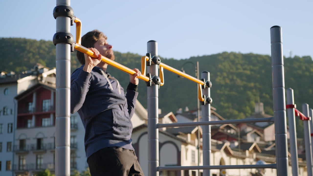 hombre haciendo pull-ups al aire libre