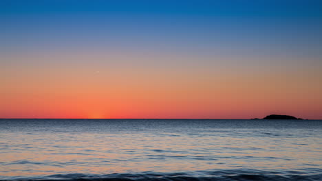 Lapso-De-Tiempo-Del-Amanecer-Junto-A-Una-Isla-En-El-Lago-Superior