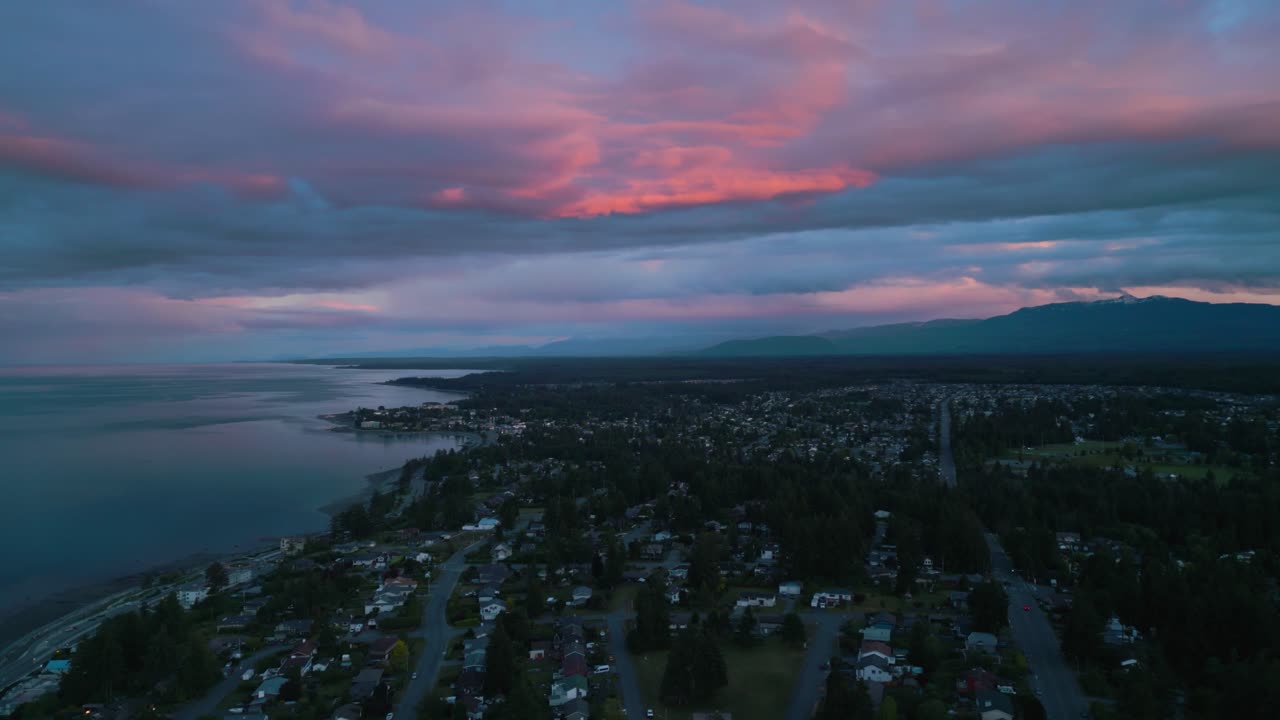 дрон был снят над жилым районом реки кэмпбелл на закате с прекрасным небом, раскрывающим проход discovery и willow point на заднем плане, остров ванкувер, британская колумбия, канада