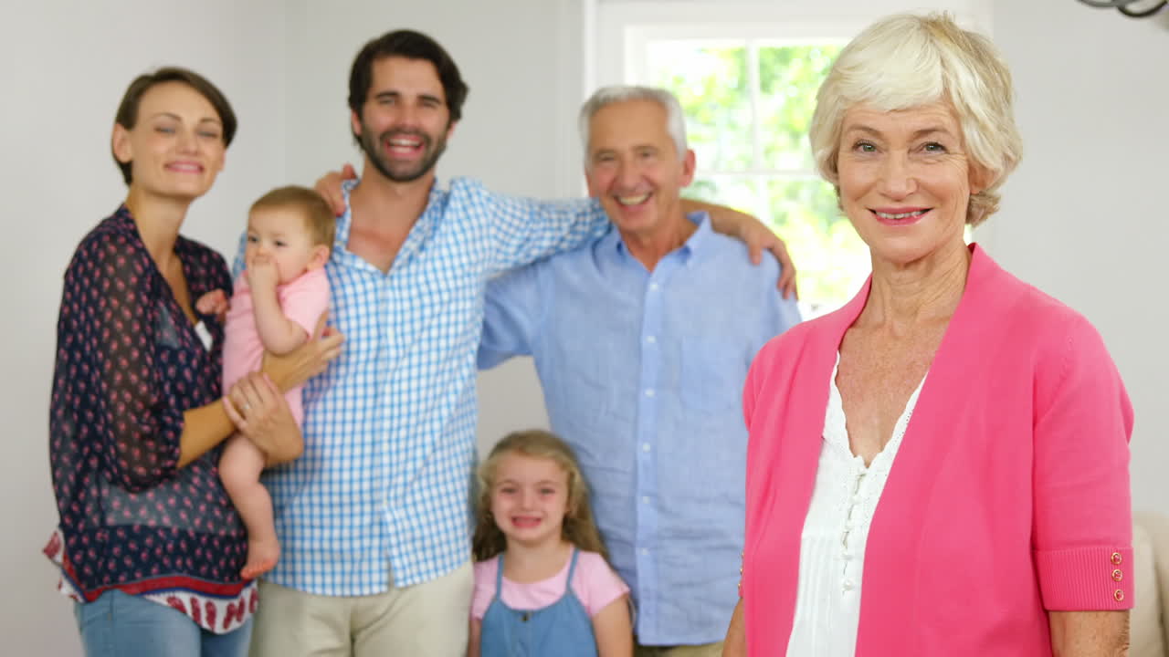 familia feliz de pie juntos