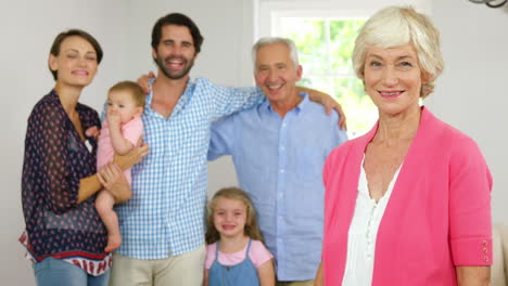 familia feliz de pie juntos