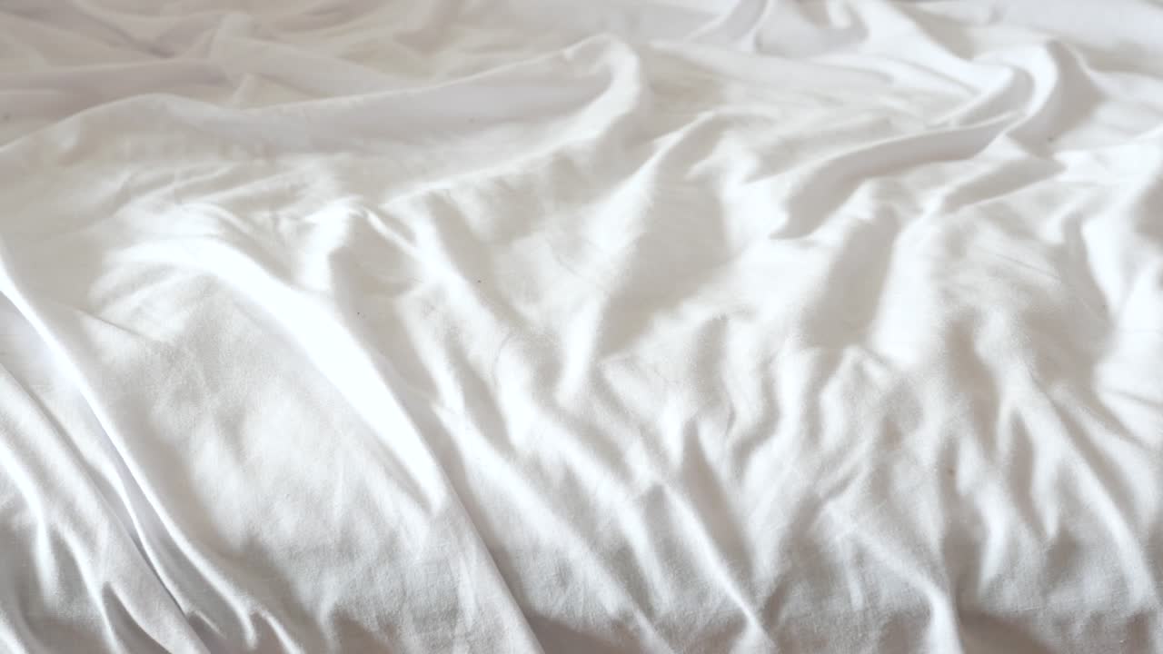 cama desordenada por la mañana , cama desordenada después de despertarse