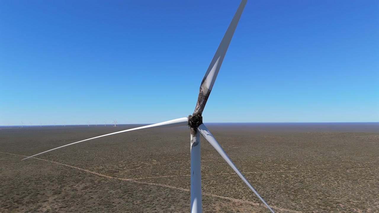 Veduta aerea di una turbina eolica bruciata in Patagonia, Chubut, Argentina. Primo piano