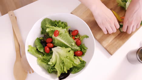 de cerca en una mujer preparando una ensalada