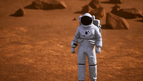 astronauta en la superficie de marte. planeta rojo cubierto de gas y roca