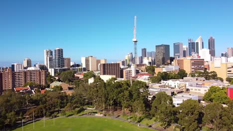 오스트레일리아 동부 퍼스 (east perth) 의 건설 크레인 (construction crane) 을 은 느린 공중 이동, 배경에는 cdb 건물이 있습니다.