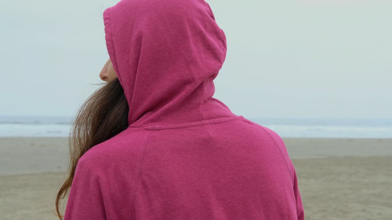 niña en la playa vista trasera y perfil